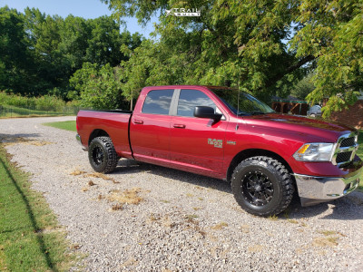 2019 Ram 1500 Classic - 17x10 -24mm - Moto Metal Mo962 - Stock Suspension - 33" x 12.5"