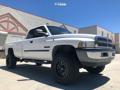 2001 Dodge Ram 2500 - 18x9 -12mm - Fuel Triton D581 - Stock Suspension - 35" x 12.5"