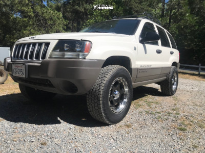 2004 Jeep Grand Cherokee - 17x9 1mm - Helo He835 - Suspension Lift 2.5" - 30" x 10.5"