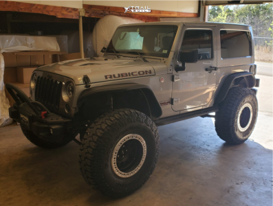 2016 Jeep Wrangler - 17x9 -38mm - KMC Km229 Machete Crawl - Suspension Lift 3.5" - 38" x 13.5"