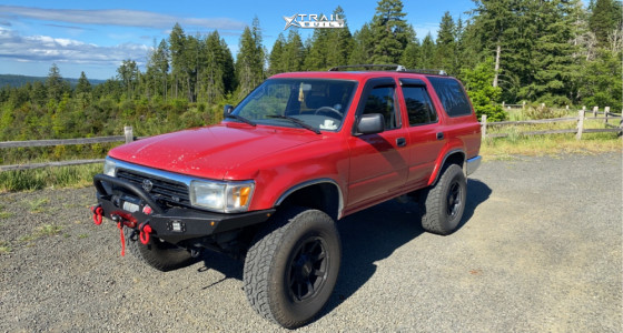 1995 Toyota 4Runner - 17x9 -12mm - Helo He909 - Suspension Lift 3.5" - 33" x 10.5"