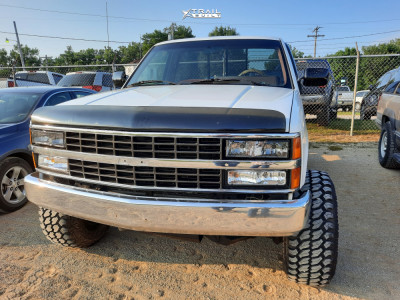 1990 Chevrolet K1500 - 15x12 -44mm - Mickey Thompson Classic - Suspension Lift 4" - 33" x 12.5"