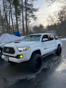 2019 Toyota Tacoma - 20x12 -44mm - Motiv Offroad Magnus - Leveling Kit - 33" x 12.5"