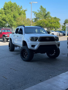 2012 Toyota Tacoma - 20x12 -44mm - Hostile Sprocket - Suspension Lift 6" - 33" x 12.5"