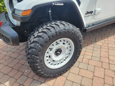 1 2024 Gladiator Jeep Rubicon Rough Country Suspension Lift 4in Black Rhino Axle Gloss White