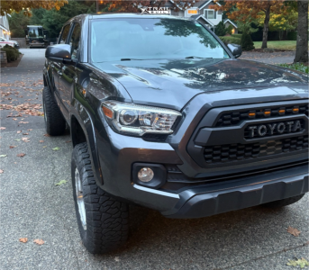 2018 Toyota Tacoma - 17x9 0mm - Lock Offroad Wheels Combat - Suspension Lift 4" - 285/70R17