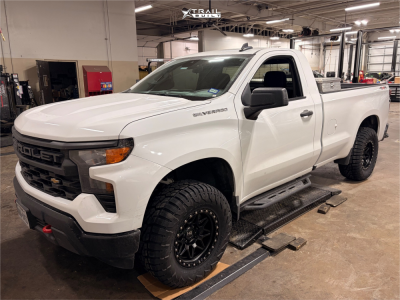 2025 Chevrolet Silverado 1500 - 17x9 -12mm - Hardrock H105 - Leveling Kit - 33" x 12.5"
