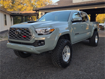 2023 Toyota Tacoma - 17x9 -38mm - Falcon Off-Road Tx1 - Suspension Lift 3" - 33" x 12.5"