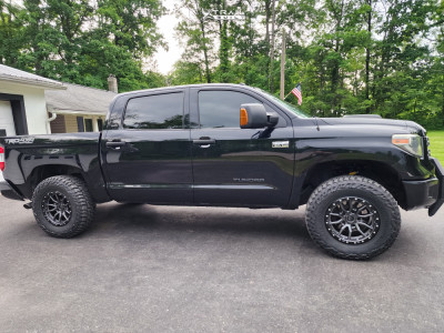 2018 Toyota Tundra - 18x9 1mm - Fuel Rebel - Leveling Kit - 35" x 12.5"