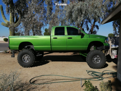2005 Dodge Ram 2500 - 17x9 0mm - Moto Metal Mo950 - Lifted >12" - 44" x 14.5"