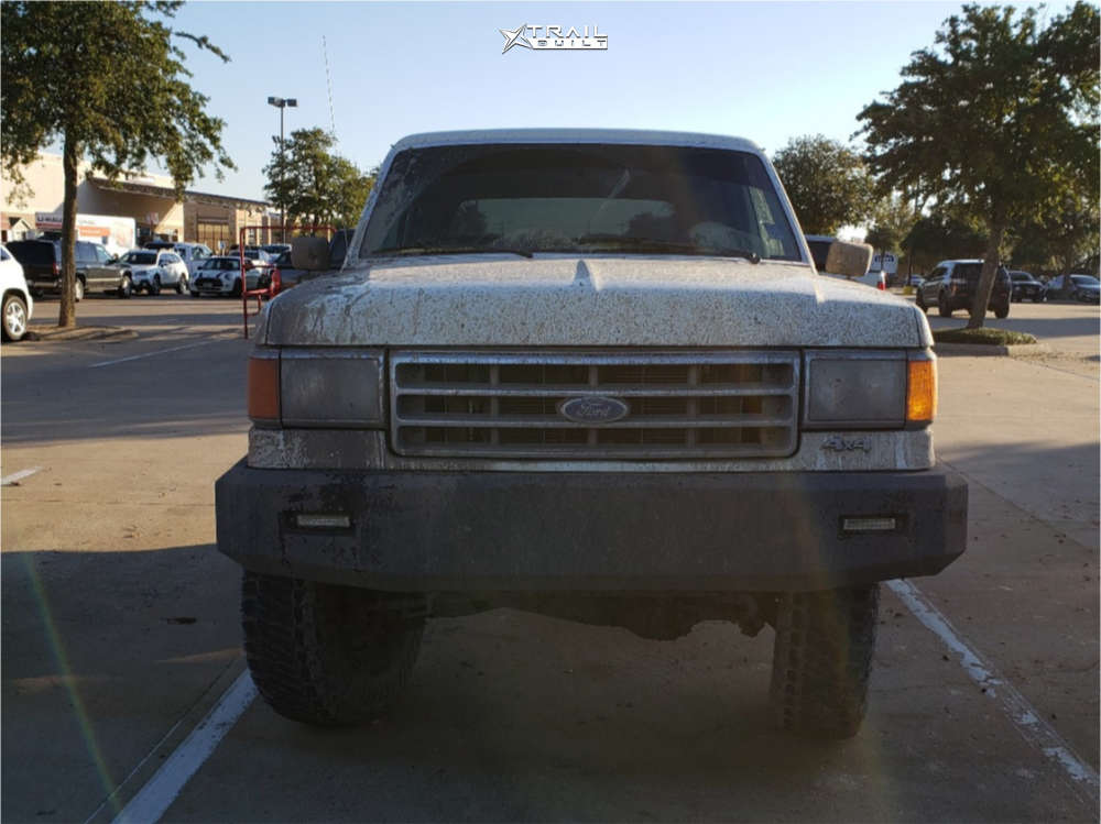 1989 Ford Bronco Wheel Offset Aggressive > 1" Outside Fender Stock